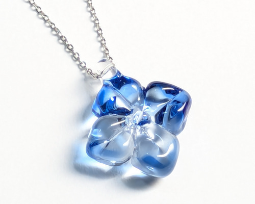 【blue.ks】 クィーンコンクシェルの花弁ネックレストップ よひらの花 クリア青 サージカルステンレスチェーン ガラス ネックレス