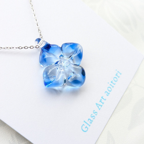 よひらの花 クリア青 サージカルステンレスチェーン ガラス ネックレス
