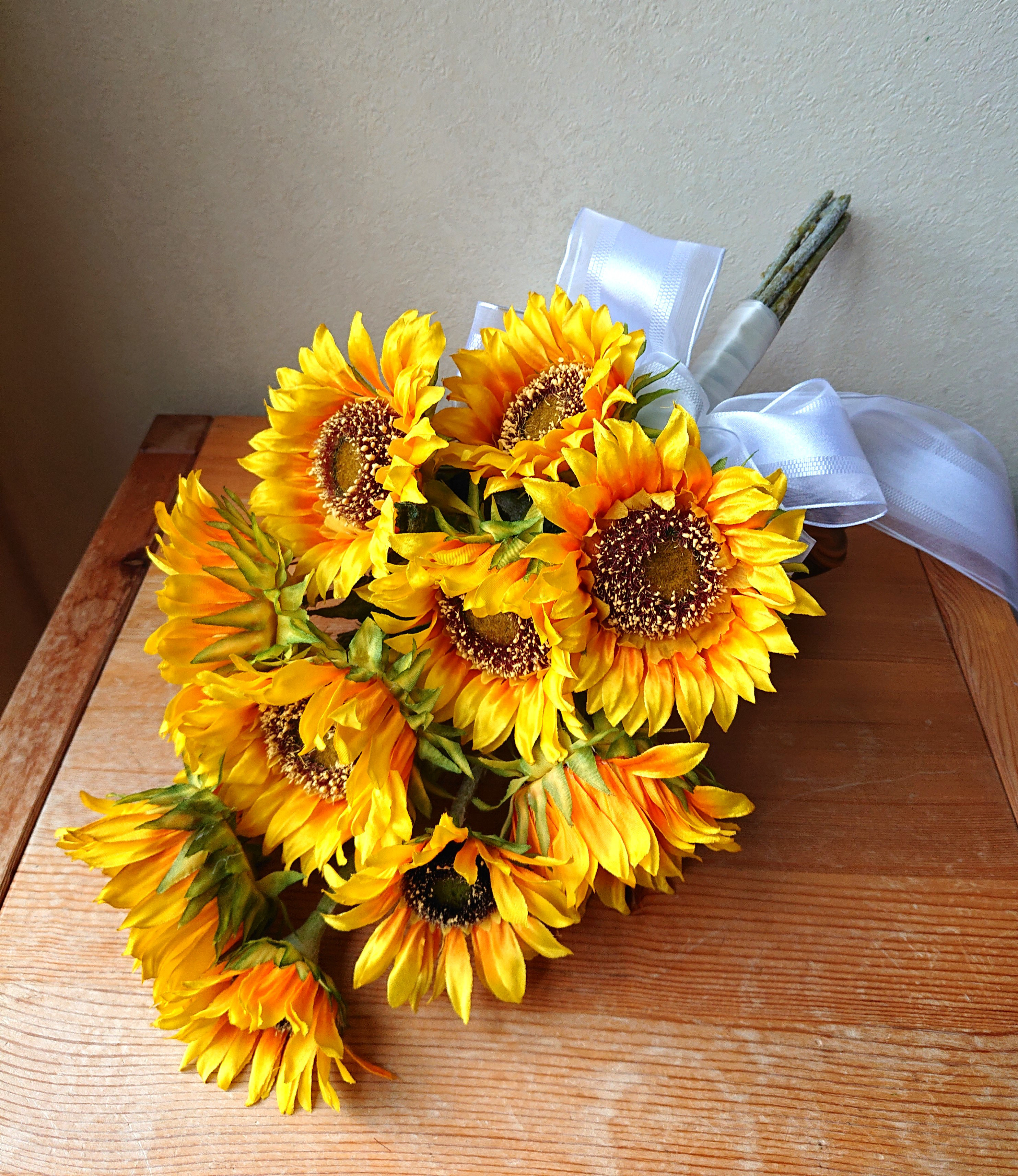 ひまわりのシンプルなクラッチブーケ。大人気♪ブートニア付き♪生花みたいに綺麗な造花です♪高品質なのに安い