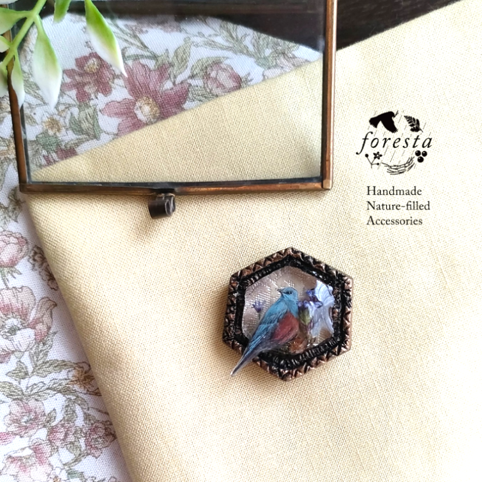 涼やかな幸せを運ぶ｜イソヒヨドリの豆鳥ブローチ｜自然と繋がるお守り