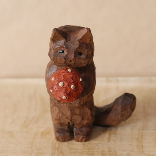 毒キノコを大事そうに持つ猫」木彫り 木製 ネコの置物 インテリア雑貨