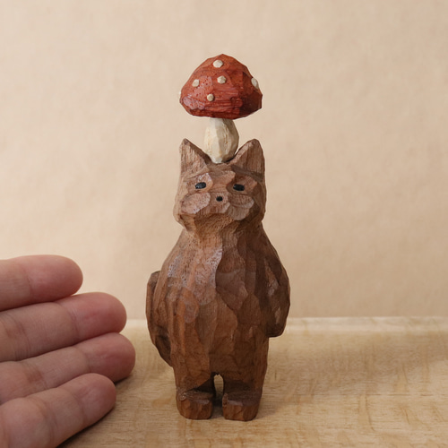 頭に毒キノコを乗せた猫」木彫り 木製 ネコの置物 インテリア雑貨
