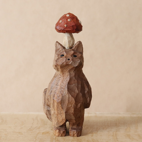 頭に毒キノコを乗せた猫」木彫り 木製 ネコの置物 インテリア雑貨