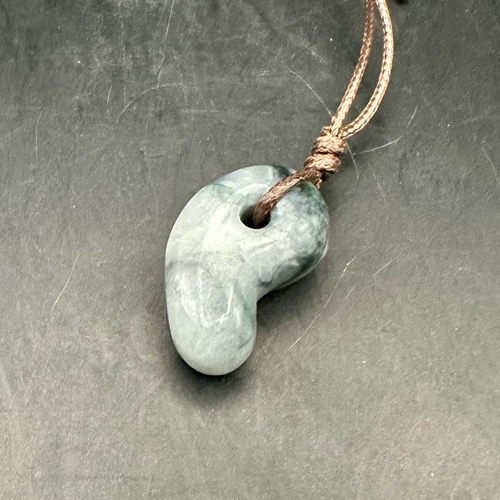 ✳高品質とろとろのロウカン‼️ 糸魚川翡翠勾玉　本物の極上品をお持ちくださ… 緑色 糸魚川翡翠勾玉：ロウカン質 MT0007 | 糸魚川翡翠工房こ