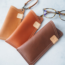 プレゼントにもオススメ♪《本革》イニシャル付き・ソフトなメガネケース3色◆ストラップ付きに変更可 1枚目の画像