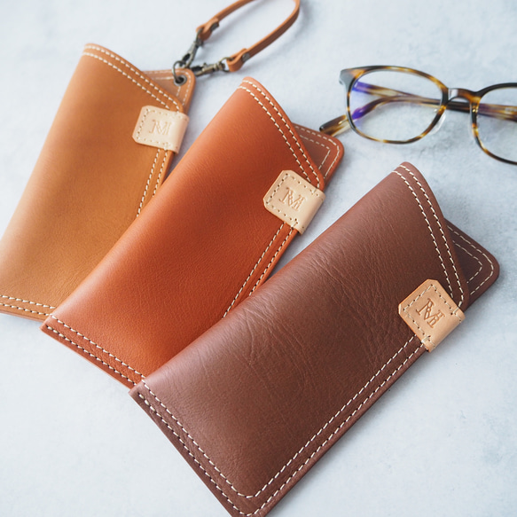 プレゼントにもオススメ♪《本革》イニシャル付き・ソフトなメガネケース3色◆ストラップ付きに変更可 1枚目の画像
