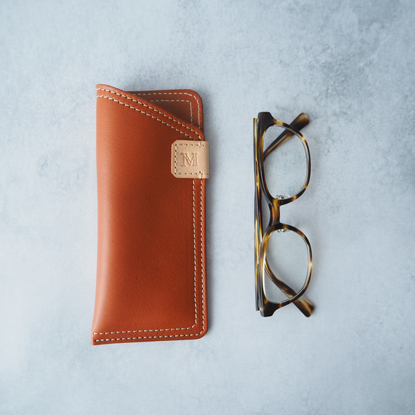 プレゼントにもオススメ♪《本革》イニシャル付き・ソフトなメガネケース3色◆ストラップ付きに変更可 7枚目の画像