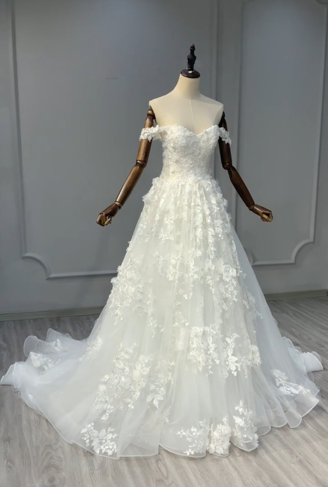 純粋な美しさ　立体感レース　オフショルダー　二の腕カバー　エレガント　ふわふわチュール　ホワイト　可愛い　二次会披露宴 44,519円