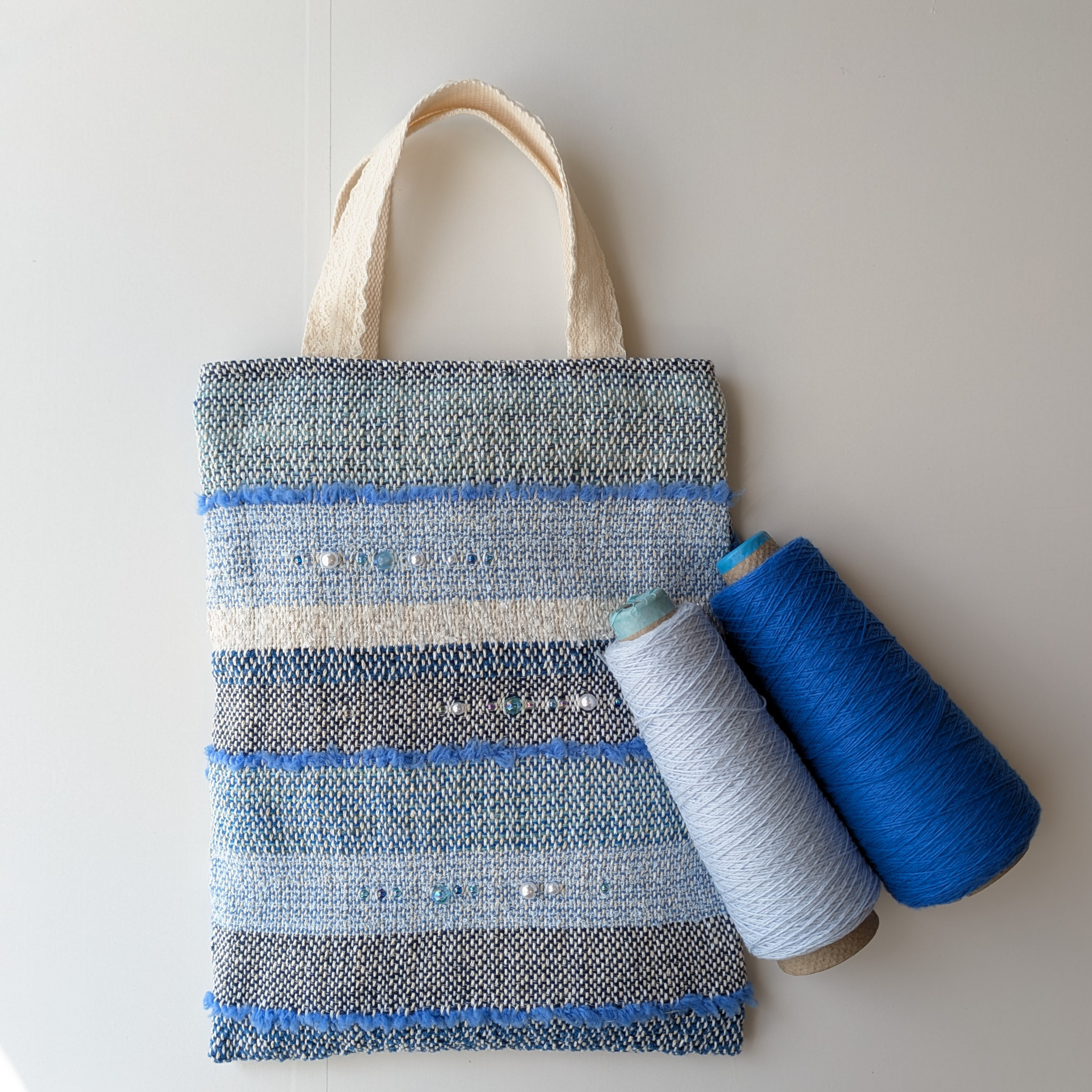 手織り布のミニバッグ    パールがかわいい　ブルー系　夏　ランチタイムに持っていきたい　一点もの