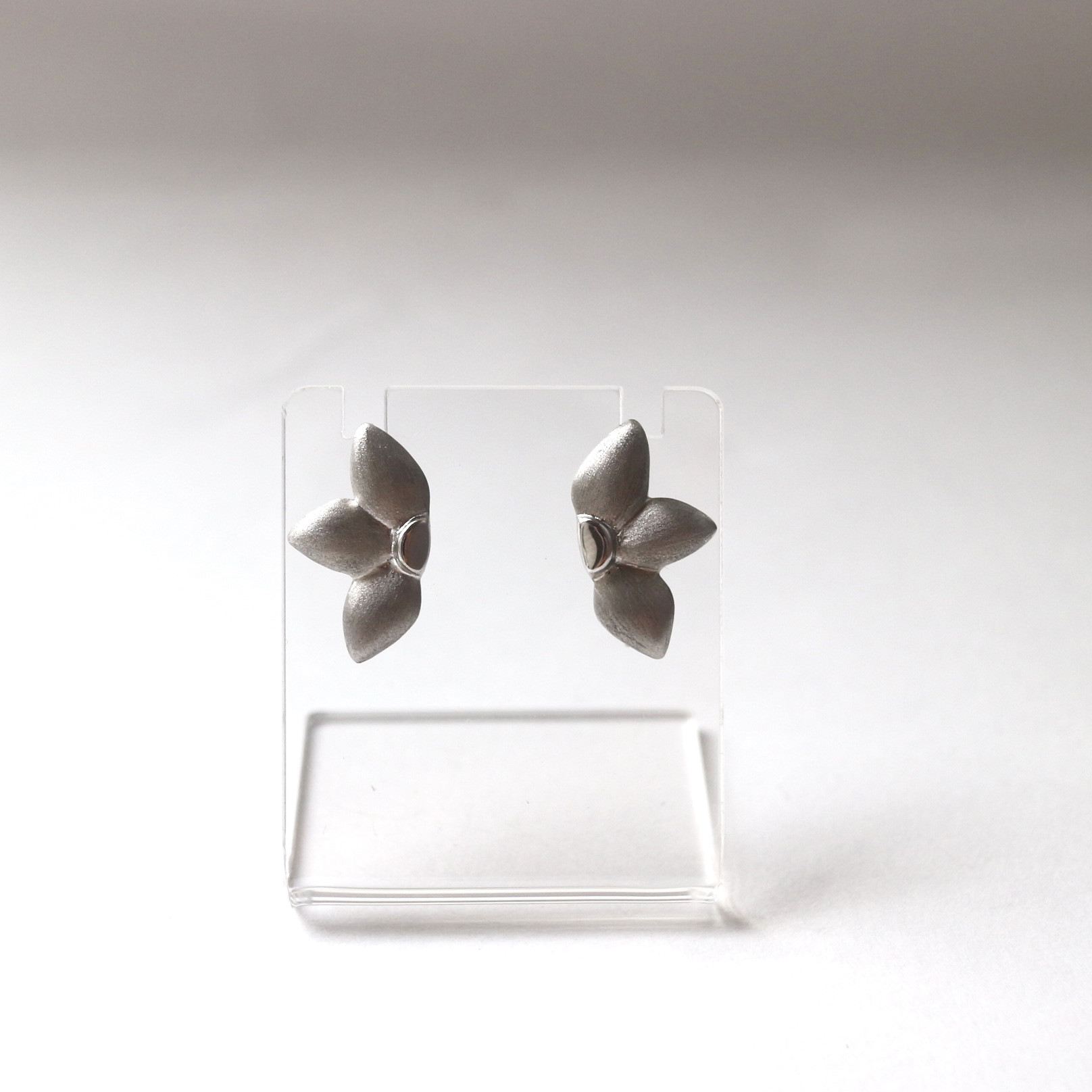 sv925　ハーフフラワーイヤーカフ　ピアス・イヤリング兼用　シルバー925　金属アレルギー対応