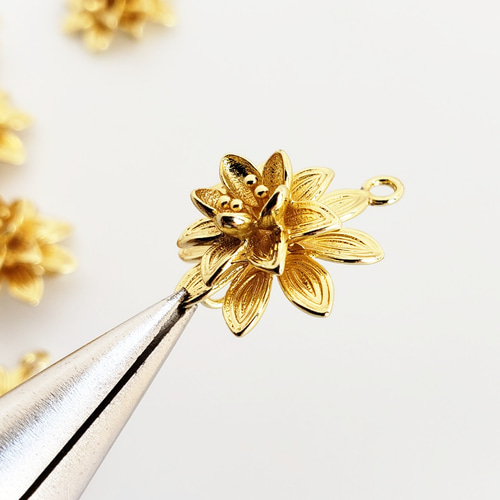 2個 18KGP 立体 蓮 ハス 花 フラワー 仏教 仏花 宗教モチーフ チャーム