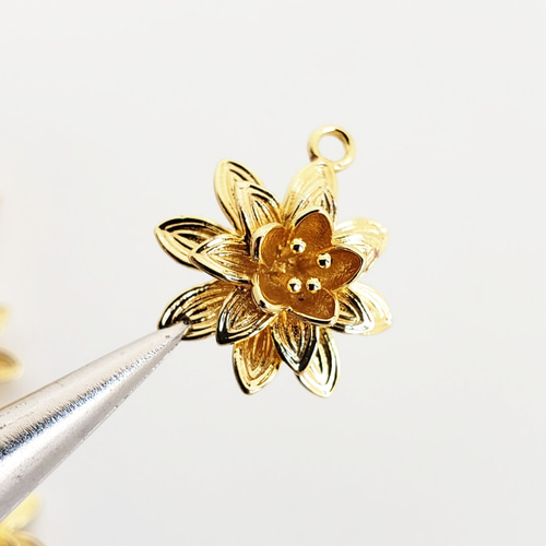 2個 18KGP 立体 蓮 ハス 花 フラワー 仏教 仏花 宗教モチーフ チャーム