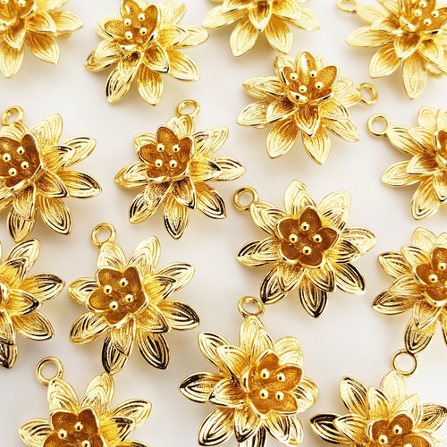 黄金の彫刻！24金 K24 蓮の花 ハス フラワー ペンダント 純金 ゴールド