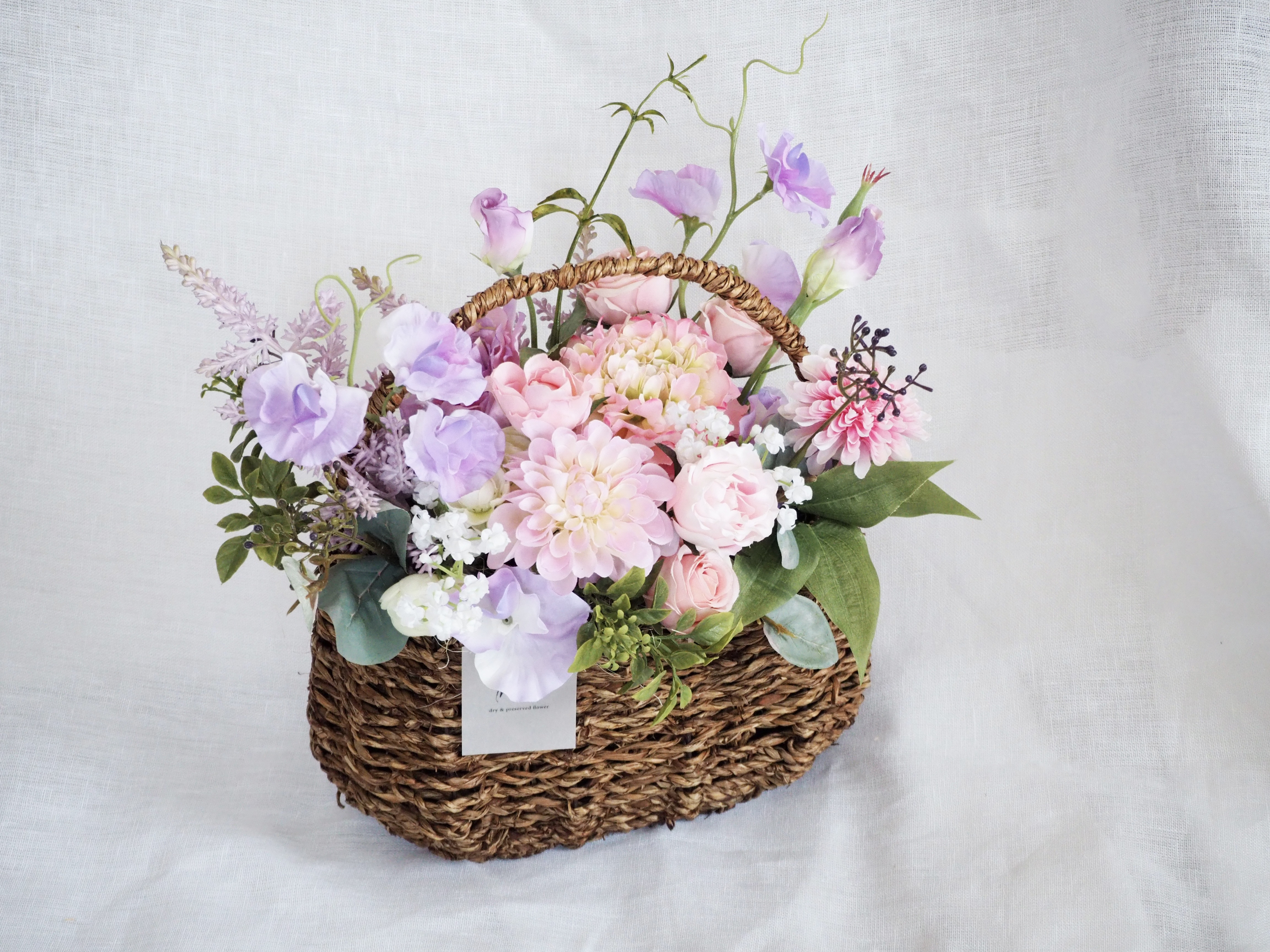 癒しの優しいピンク アーティフィシャルフラワーのバスケットアレンジ basket arrangement