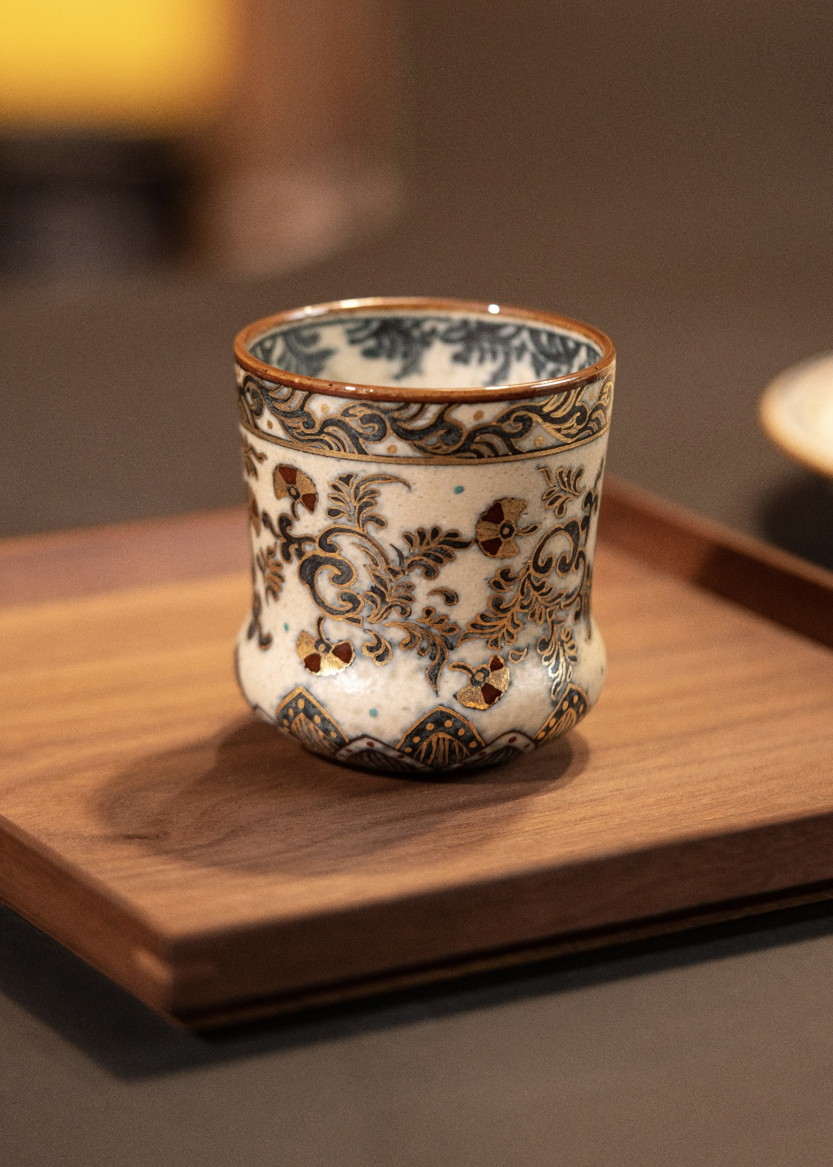 詩瓷集 中国唐風・雅緻な青花磁+金彩蔓草文様コーラグラス 280ml 景徳鎮手作りのコーヒーカップ