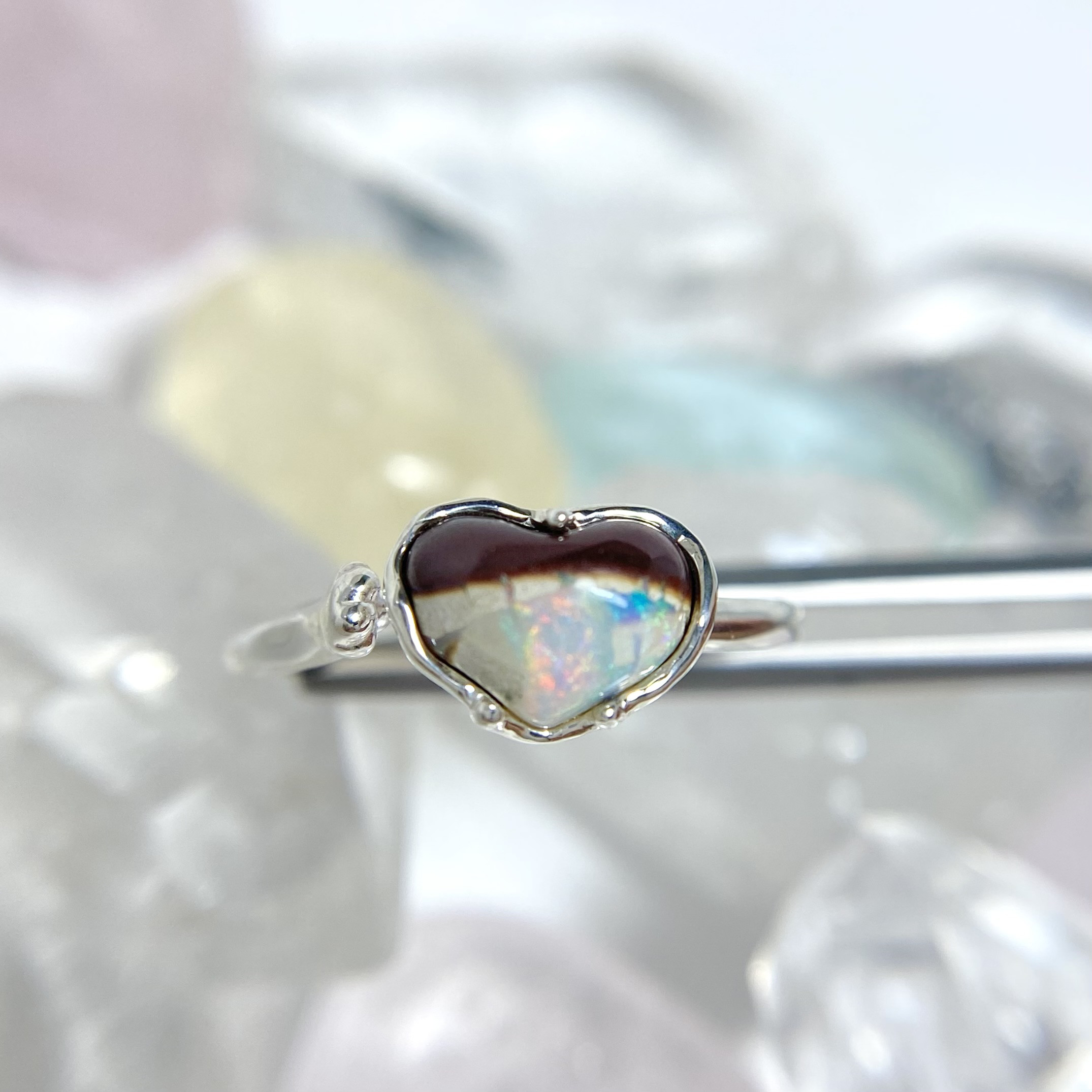 天然ボルダーオパールのハートと猫ちゃんシルバーリング☆原石から磨いた1点もの！