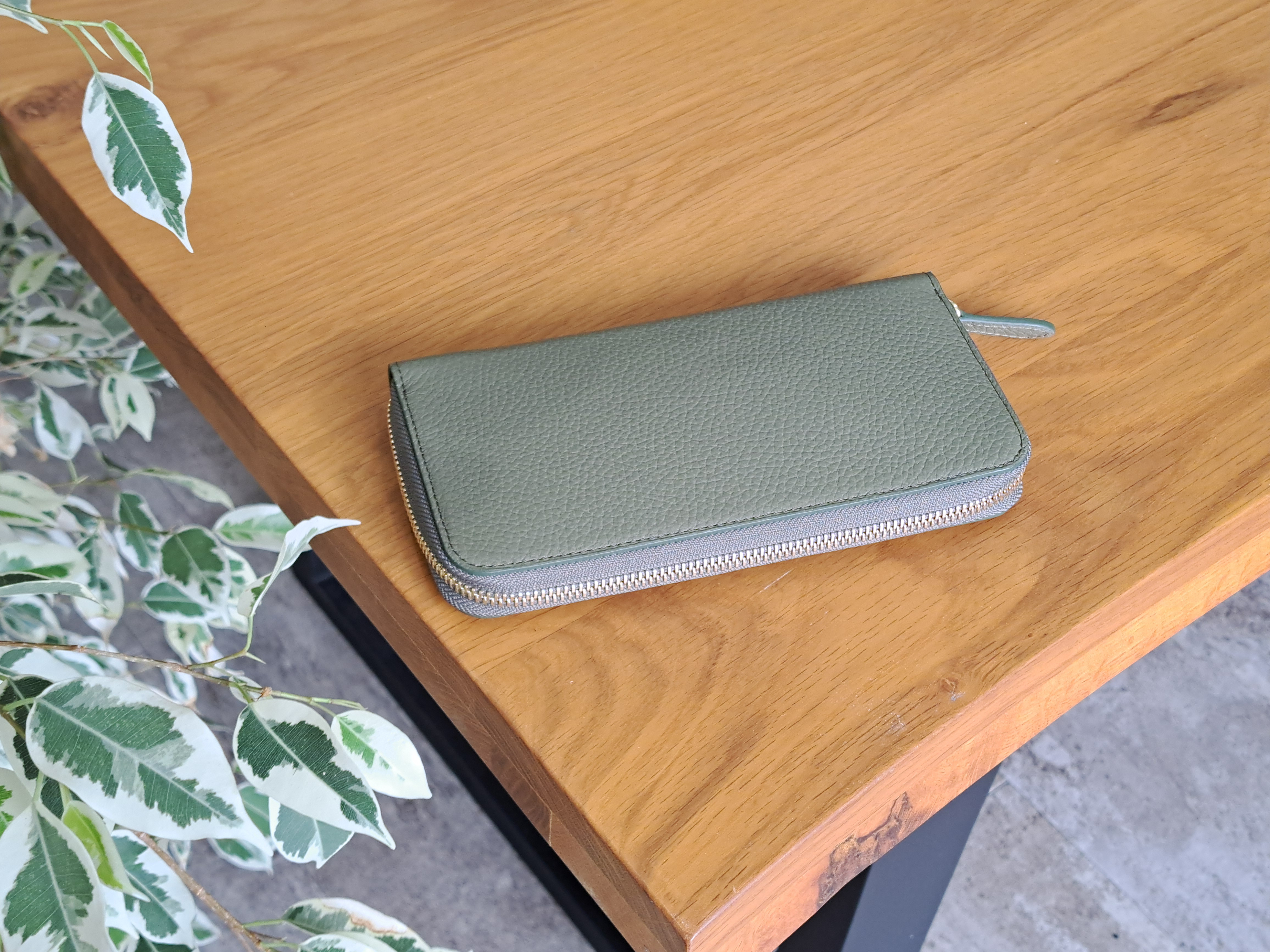 ラウンドファスナー長財布 / モスグリーン / ベージュ / 定番 / 大容量 / プレゼント /