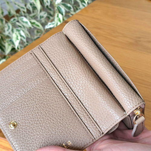 ベージュ レザー 二つ折りミドル財布 二つ折りミドル財布 / トープ / ベージュ / 大容量 / レディース