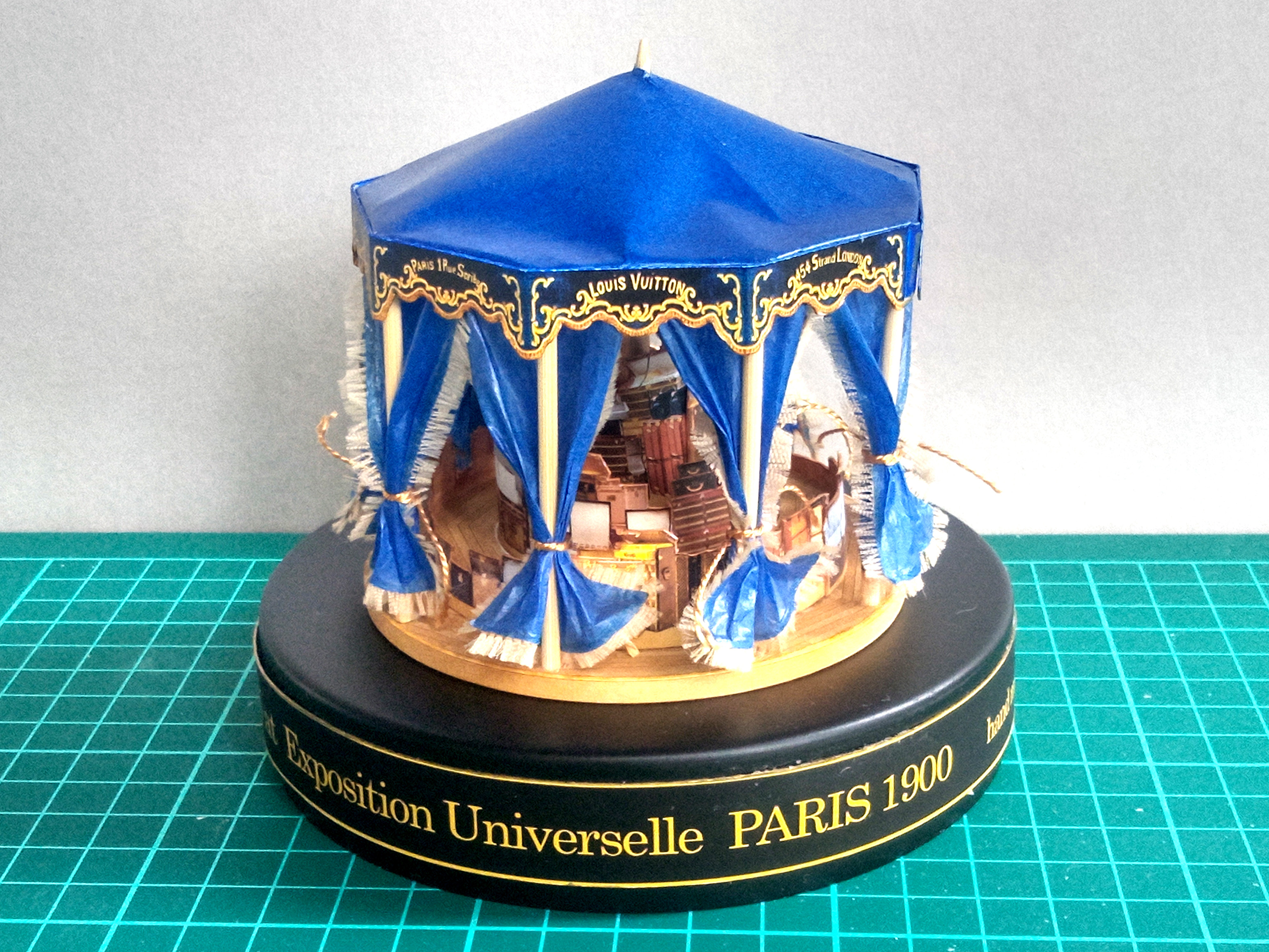 1900年パリ万博参加、旅行用品専門店の French blueのテントstayleブース、ライト付。