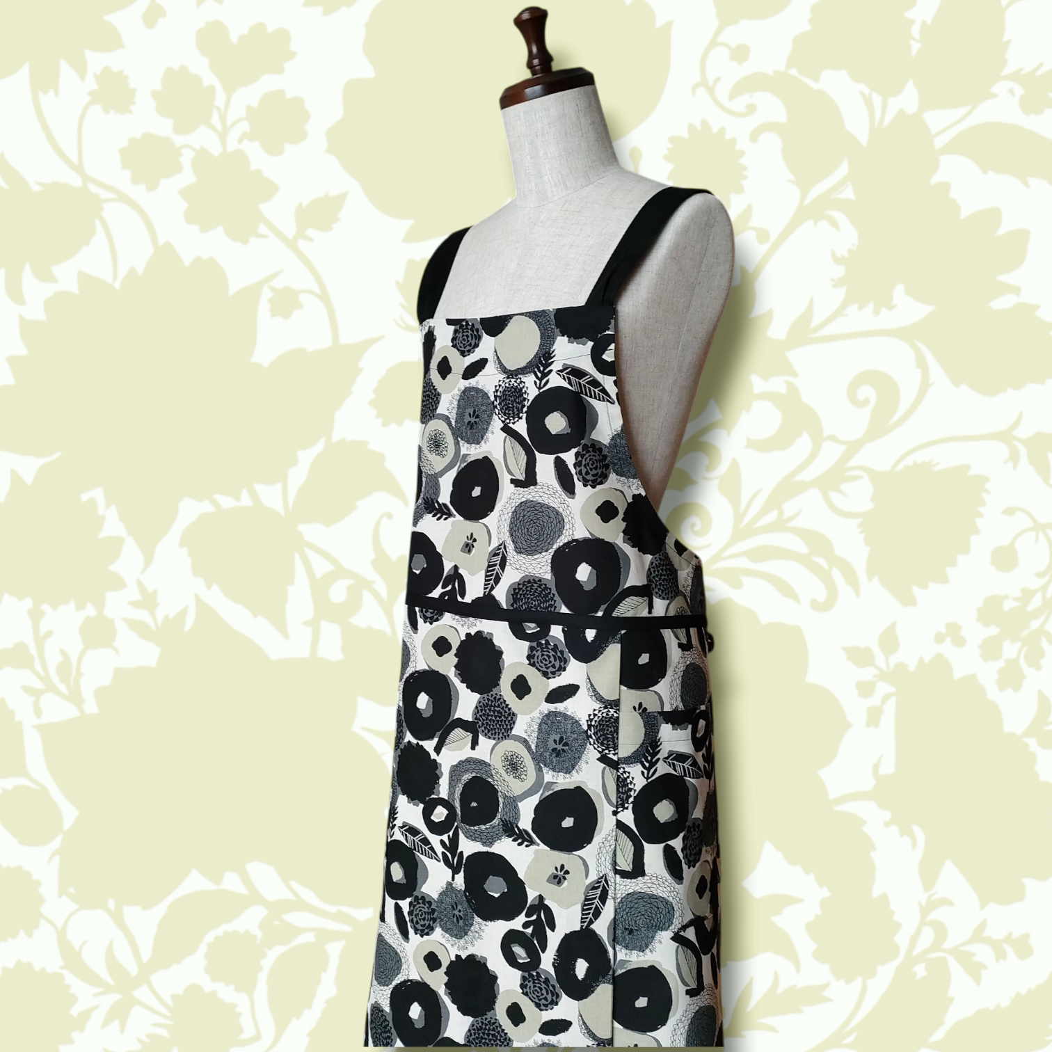 グラデーション　北欧風フラワープリント　肩クロスリボン エプロン【black】