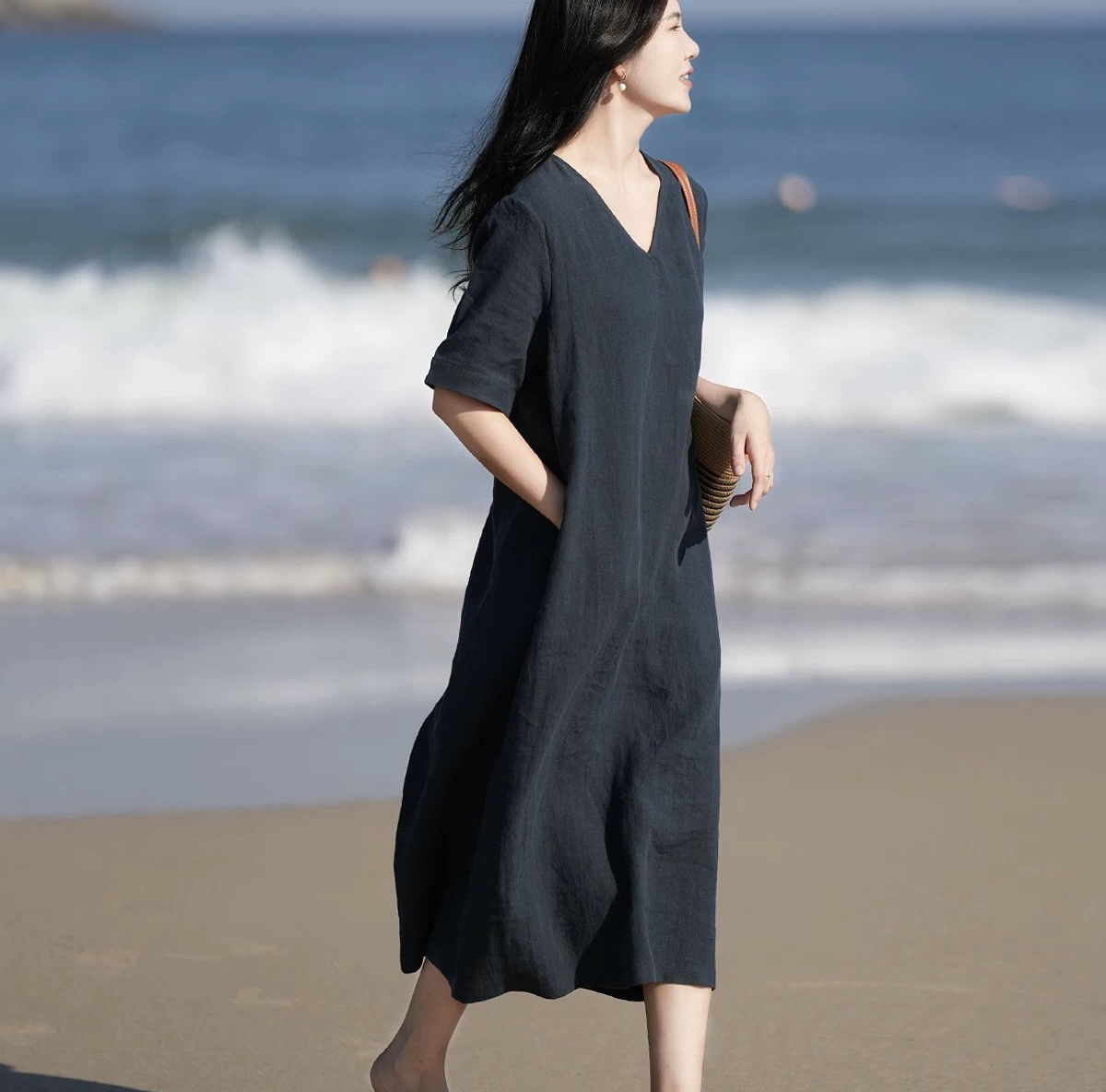 リネン100%  体のライン拾わず　Vネックロングワンピース　ポケット付き【春夏秋】