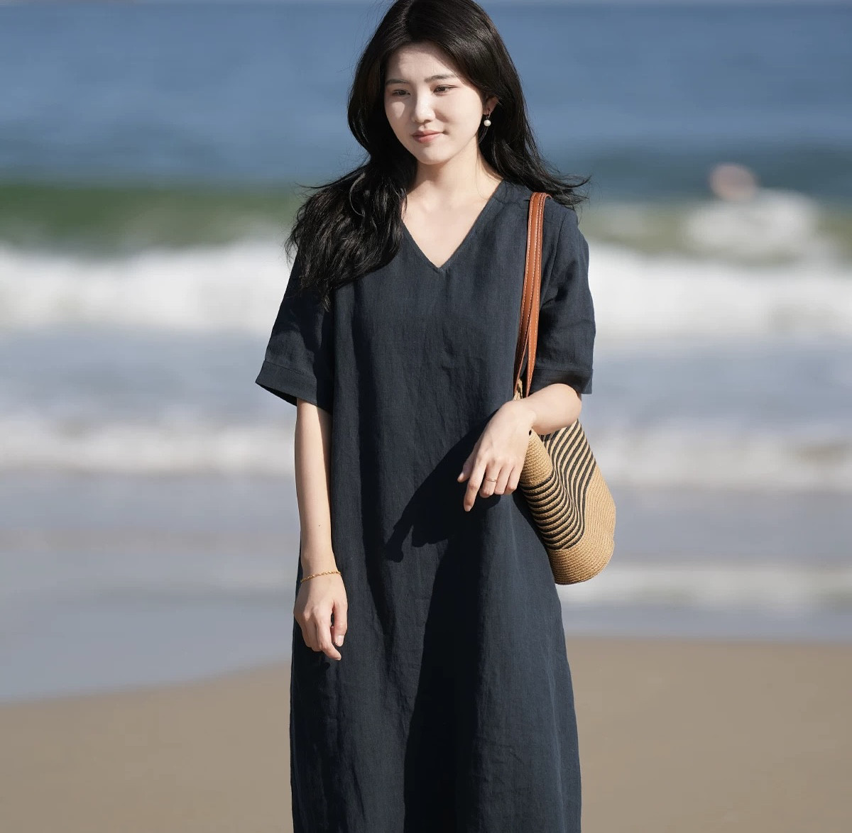 リネン100%  体のライン拾わず　Vネックロングワンピース　ポケット付き【春夏秋】