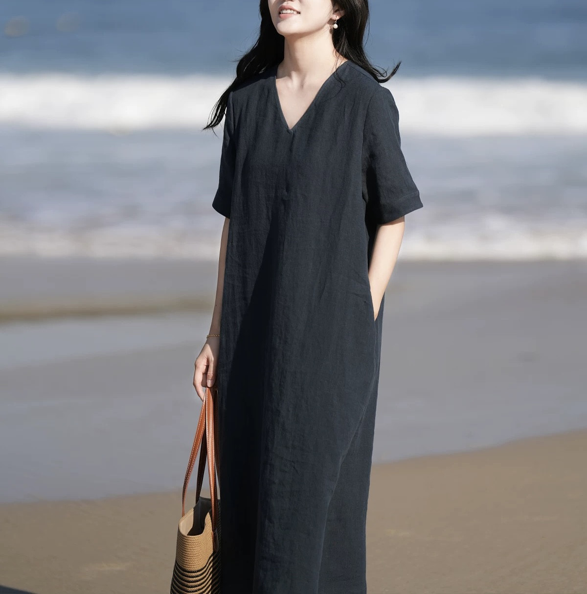 リネン100%  体のライン拾わず　Vネックロングワンピース　ポケット付き【春夏秋】