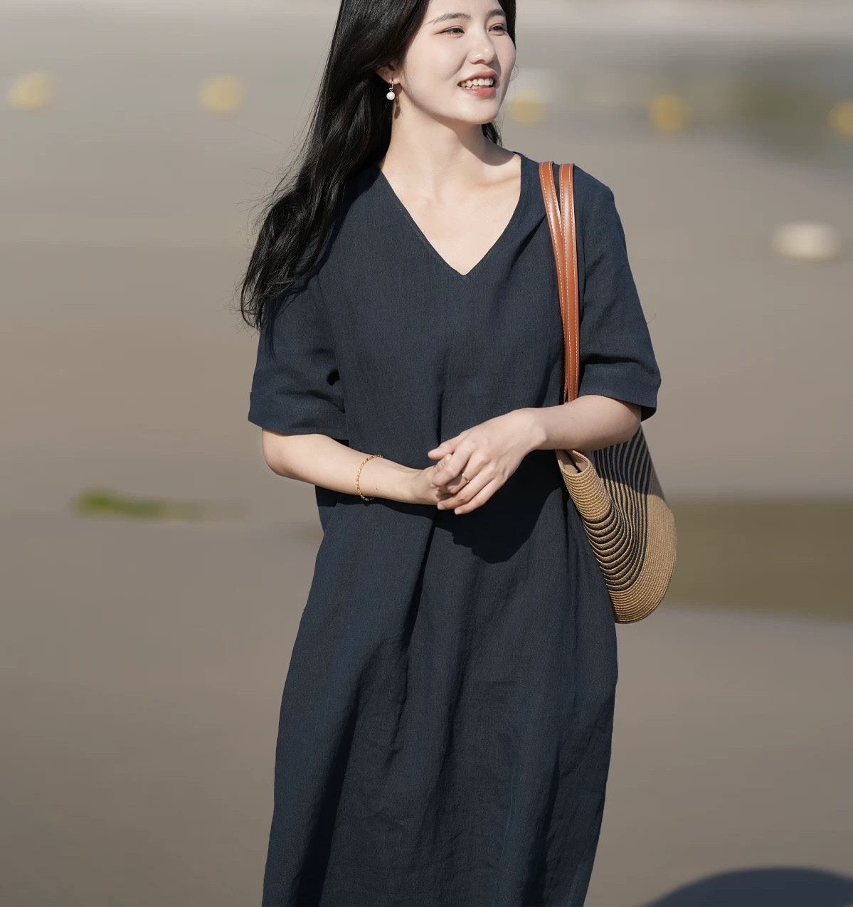 リネン100%  体のライン拾わず　Vネックロングワンピース　ポケット付き【春夏秋】