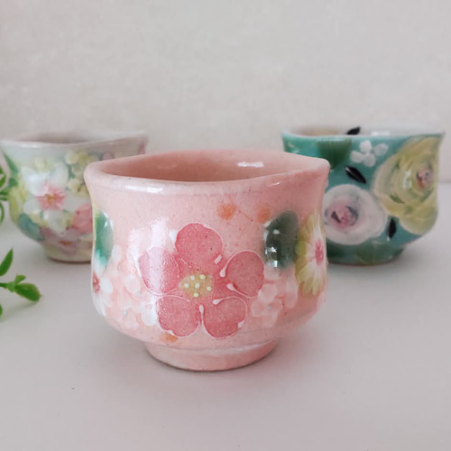 ゆずりは工房 ぐい呑三種揃 緑彩ローズ・紅彩花化粧・薄紅花景色 工房