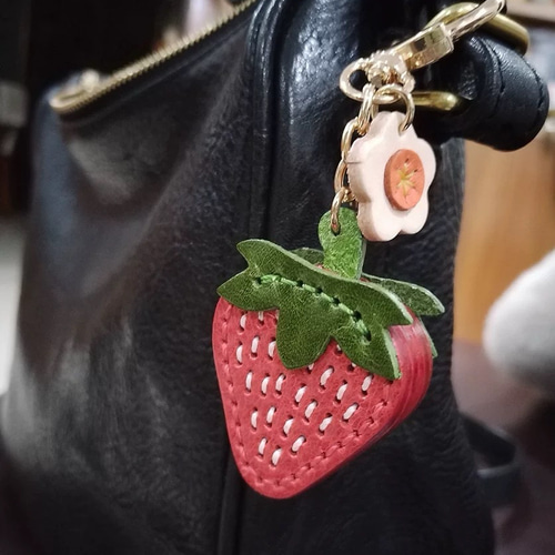 いちごレザーバックチャーム 手縫いヌメ革キーホルダー 牛革 本革