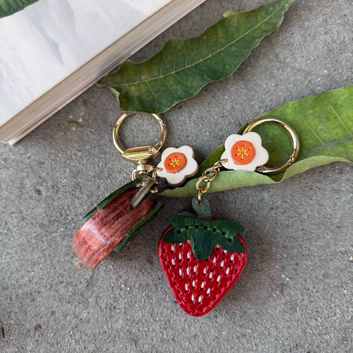 いちごレザーバックチャーム 手縫いヌメ革キーホルダー 牛革 本革