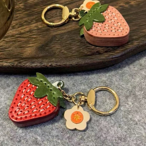 いちごレザーバックチャーム 手縫いヌメ革キーホルダー 牛革 本革