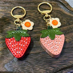 ハンドメイド 牛革 チャーム いちご 67f98191eca9604a5b12e3a324839f