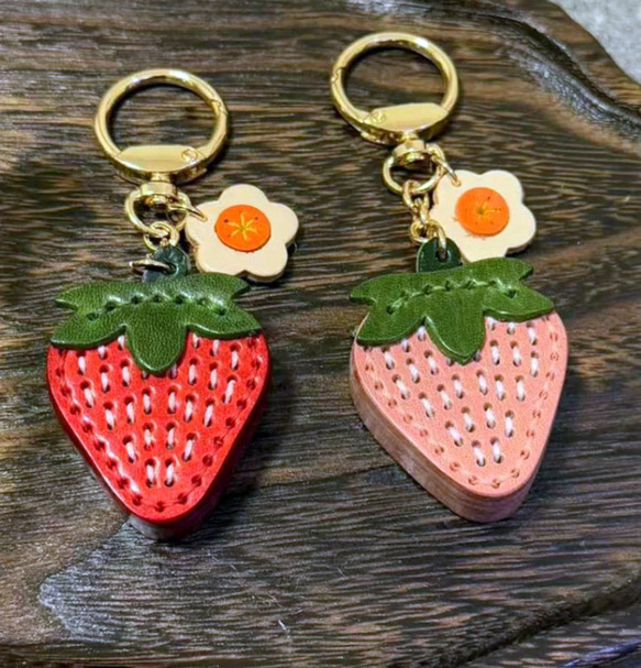 いちごレザーバックチャーム 手縫いヌメ革キーホルダー 牛革 本革