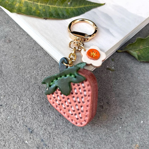 いちごレザーバックチャーム 手縫いヌメ革キーホルダー 牛革 本革