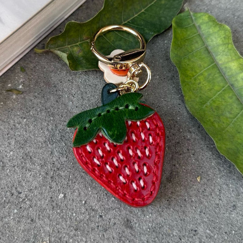 いちごレザーバックチャーム 手縫いヌメ革キーホルダー 牛革 本革
