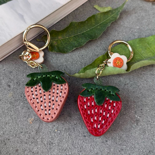 いちごレザーバックチャーム 手縫いヌメ革キーホルダー 牛革 本革