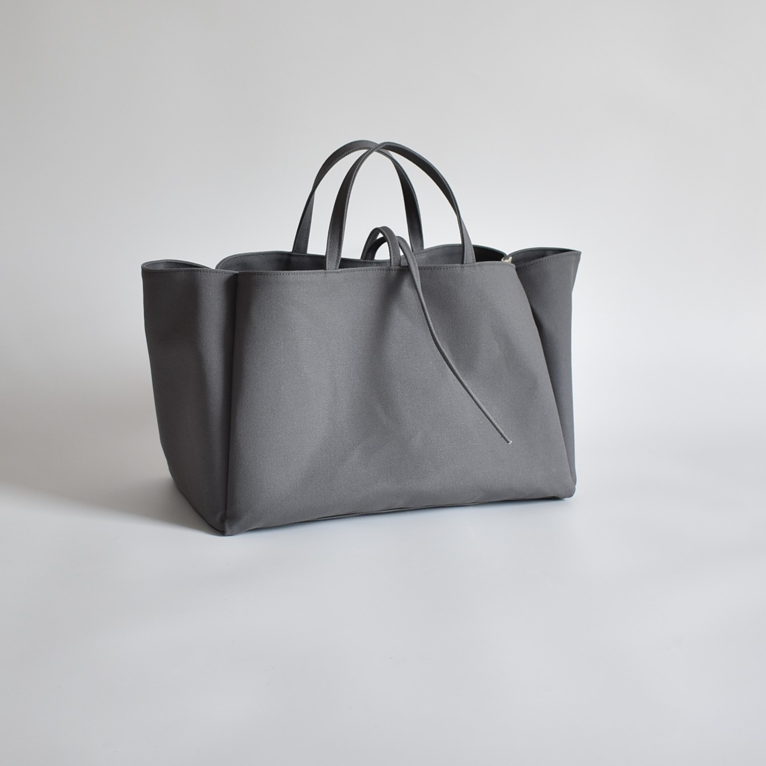 BOX1 TOTE BAG（ダークグレー）横長 帆布 トートバッグ マチ広め 底しっかり 紐つき ポケット６つ