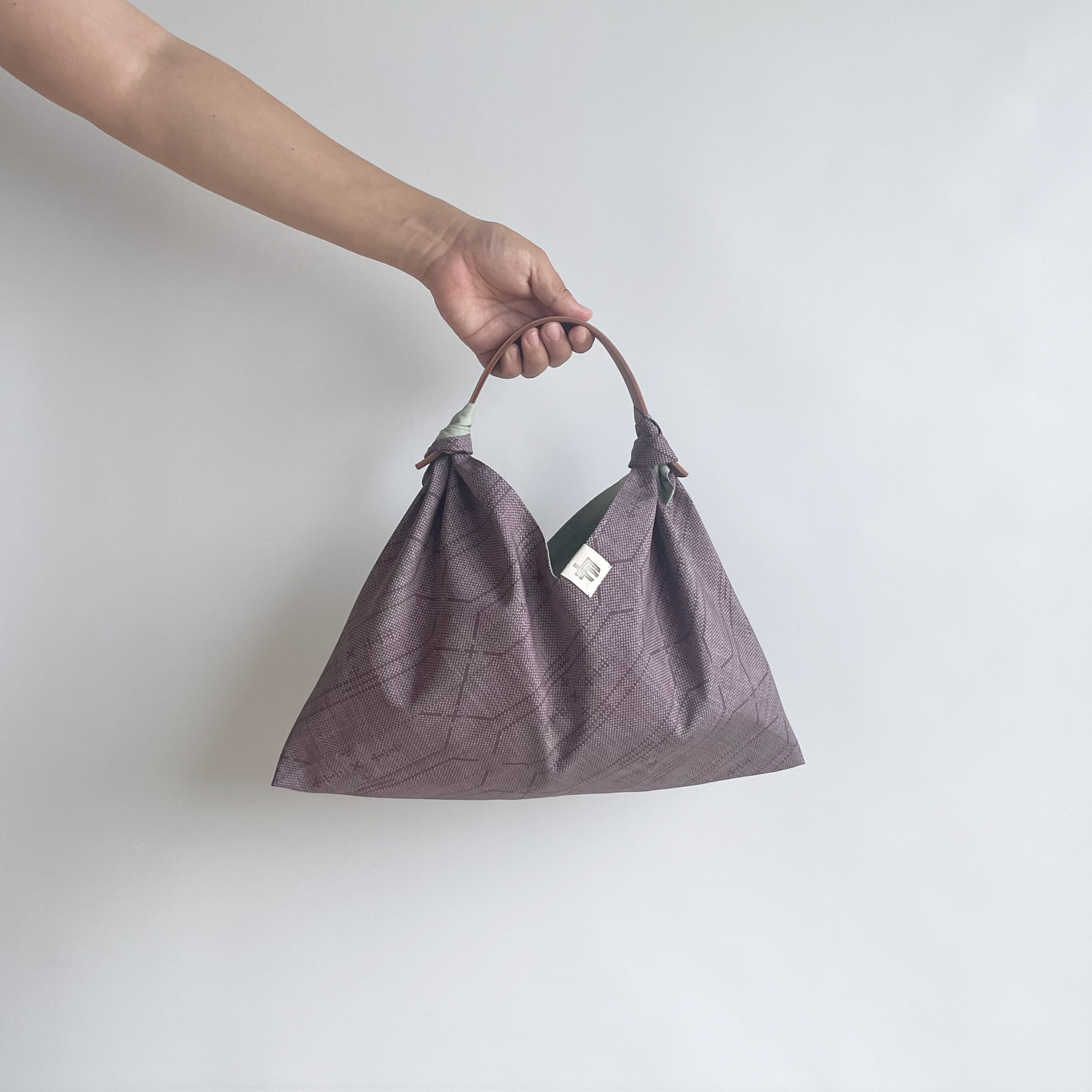 【1点もの】あずま袋 裏地付き ハンドバッグサイズ 絹 着物 紫 & 木綿 薄緑  AZH619