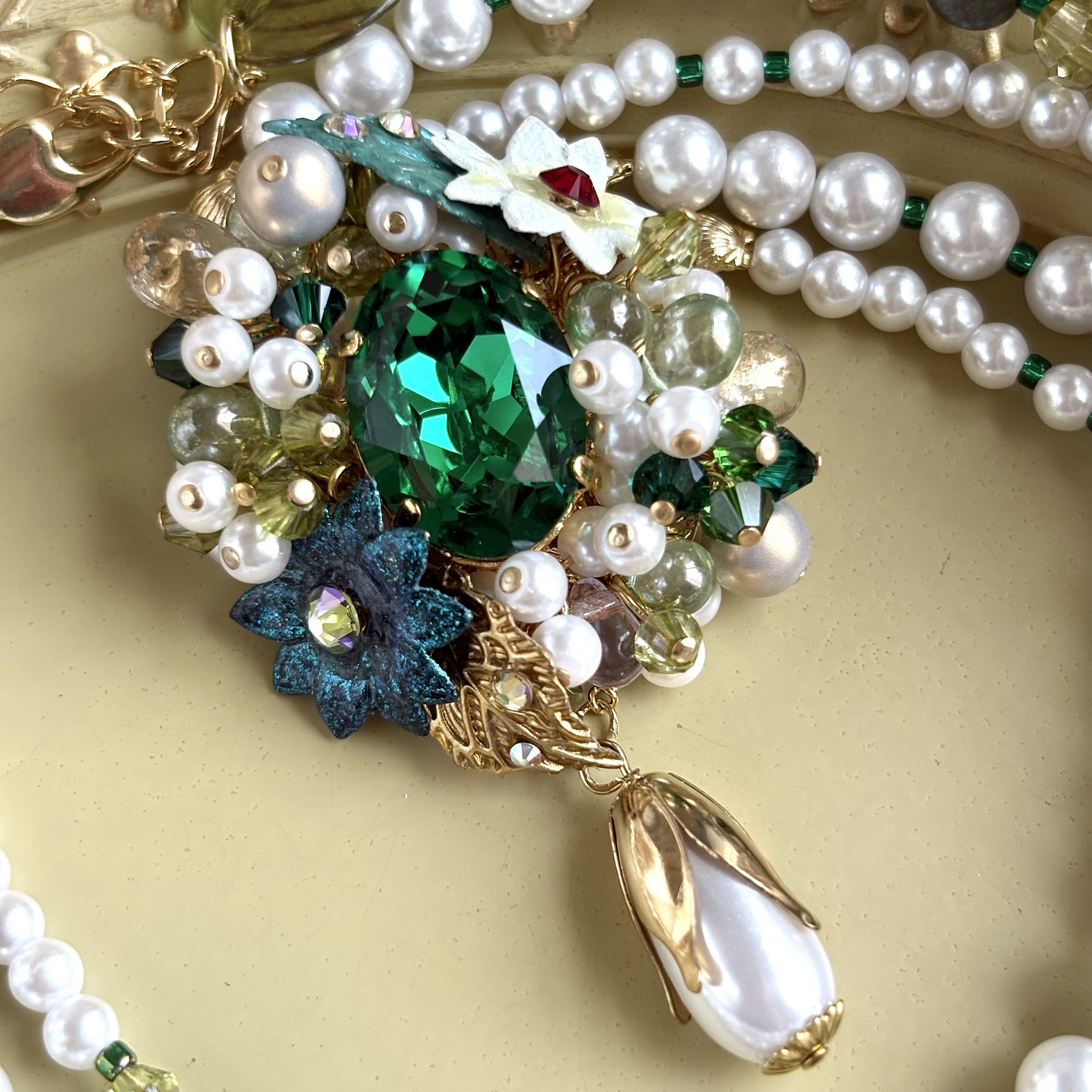 宝石の花園ネックレス(貴和クリスタル・マジェスティックグリーン) 6,364円