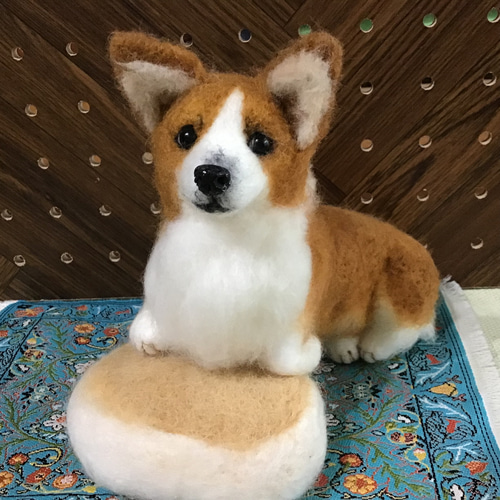 コーギー（蒸しパンクッションに乗って❣️） 蒸しパンクッションに乗るコーギー 羊毛フェルト コーギー大好きママ