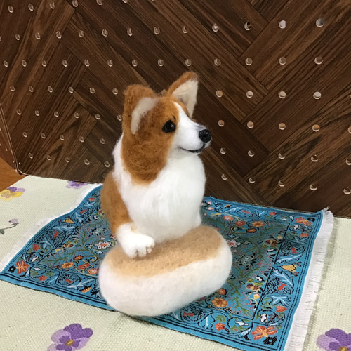 蒸しパンクッションに乗るコーギー 羊毛フェルト コーギー大好きママ