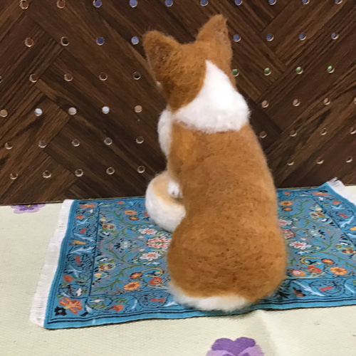 蒸しパンクッションに乗るコーギー 羊毛フェルト コーギー大好きママ