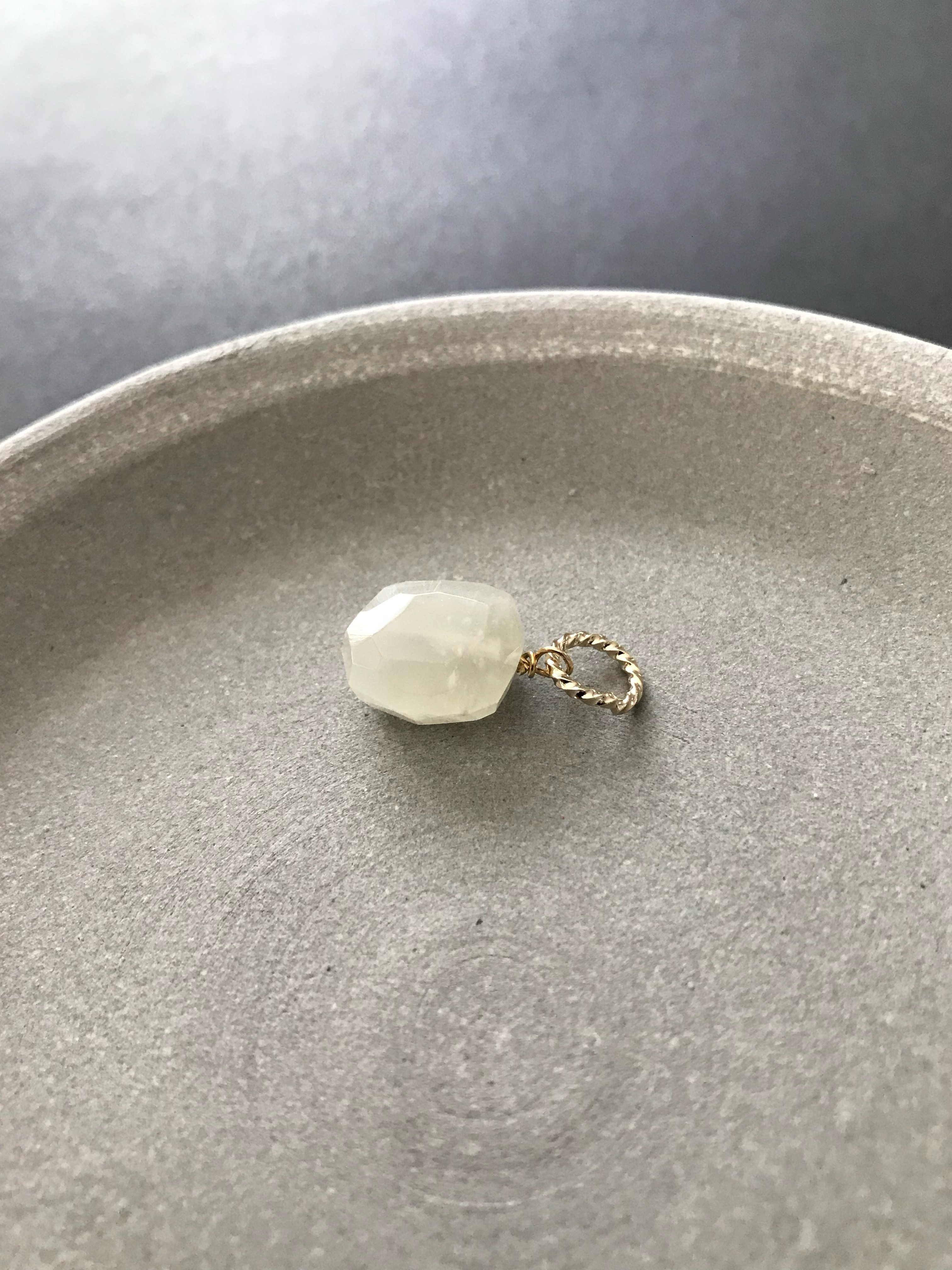 大粒のホワイトムーンストーン♚ペンダントトップ