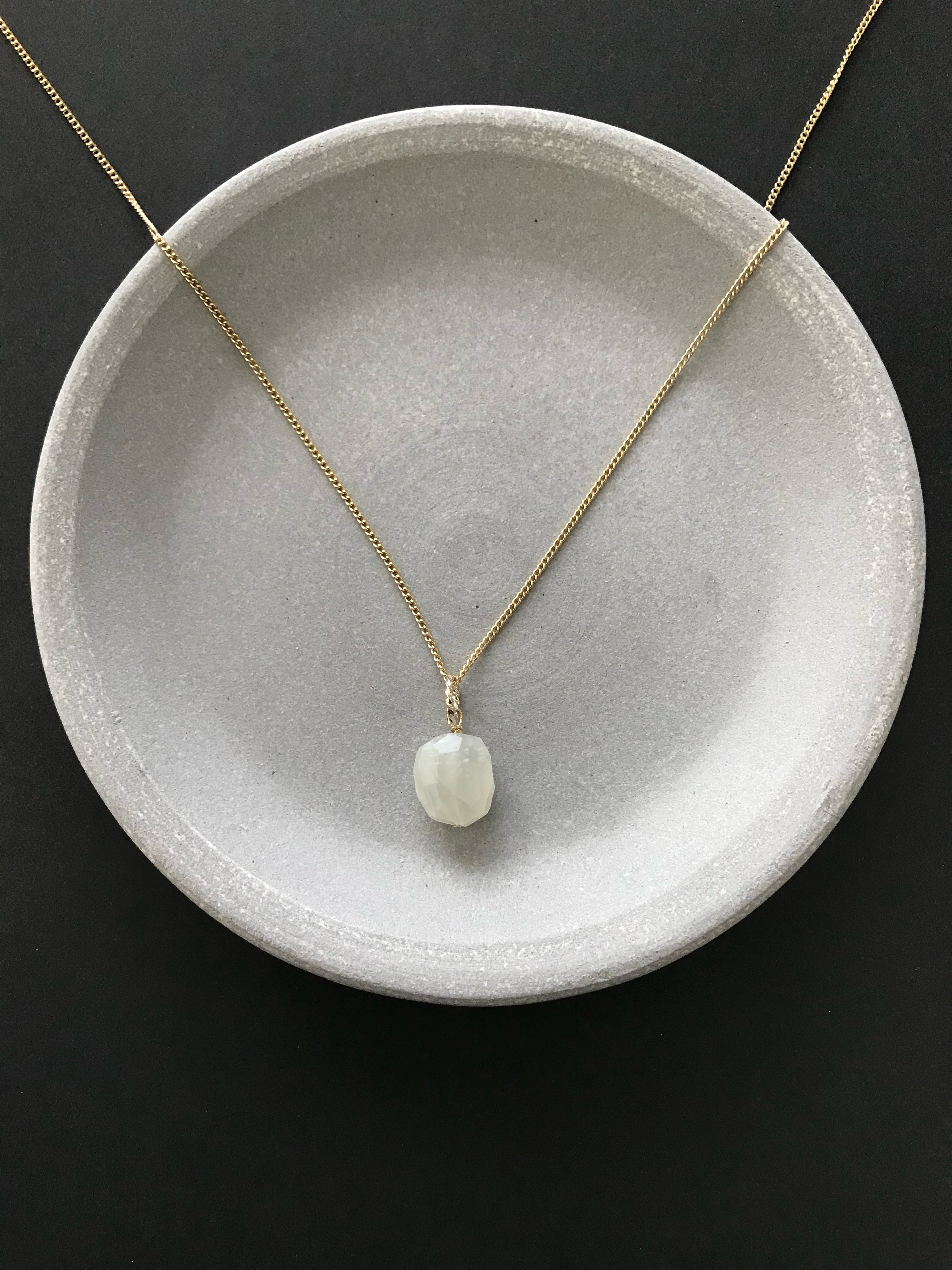 大粒のホワイトムーンストーン♚ペンダントトップ