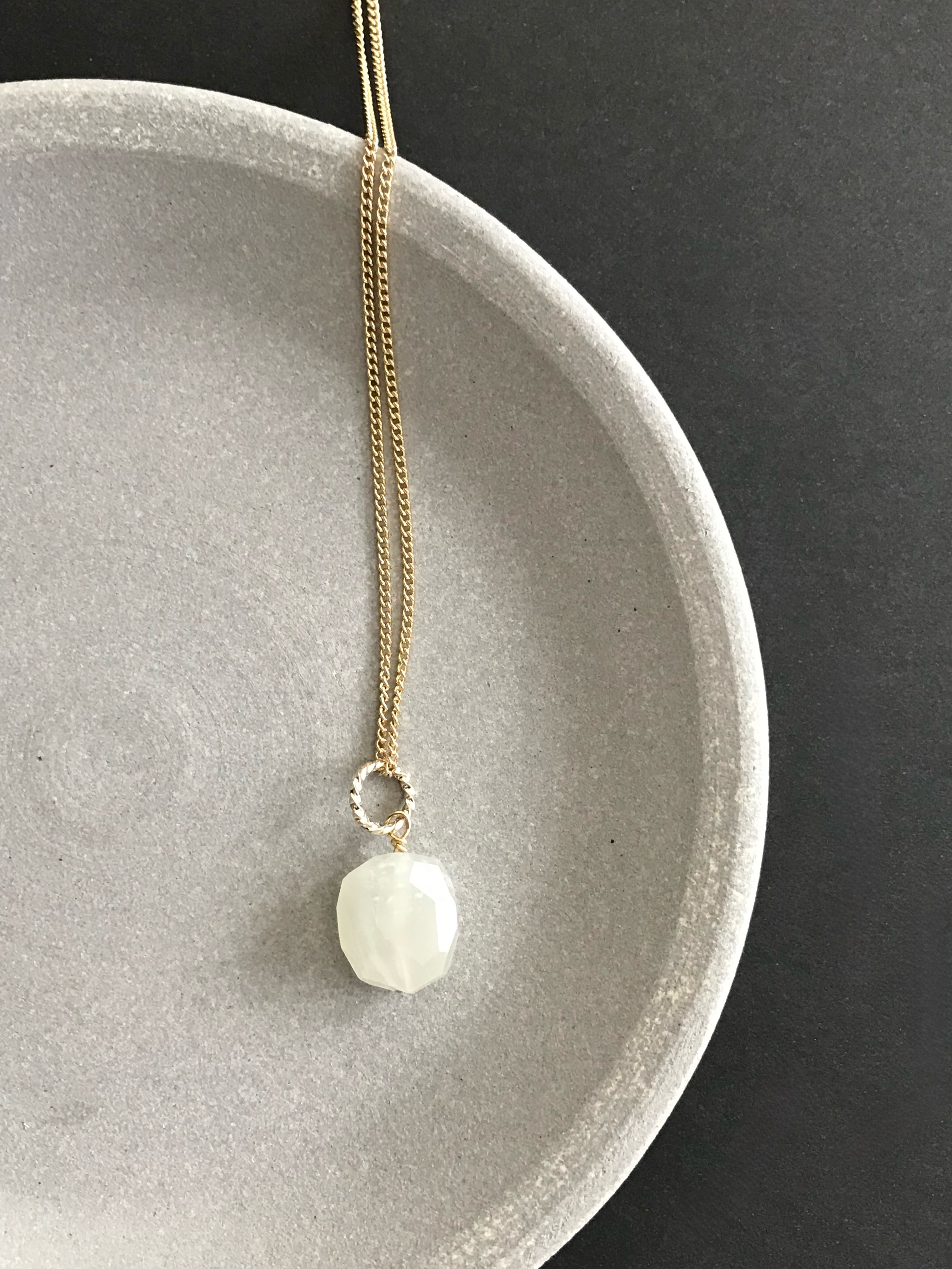 大粒のホワイトムーンストーン♚ペンダントトップ