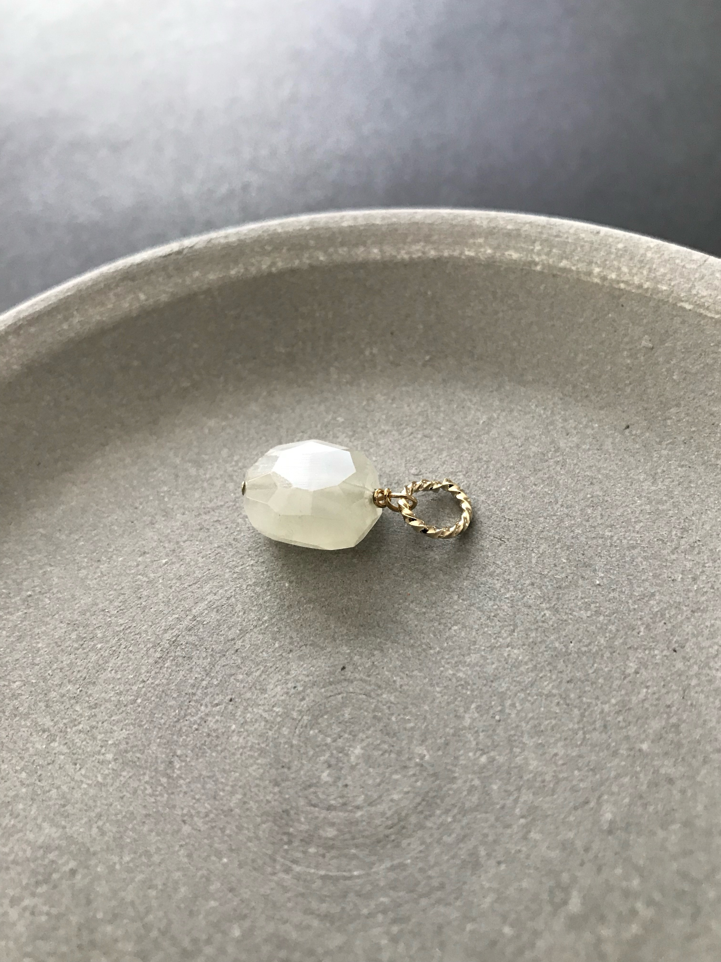 大粒のホワイトムーンストーン♚ペンダントトップ