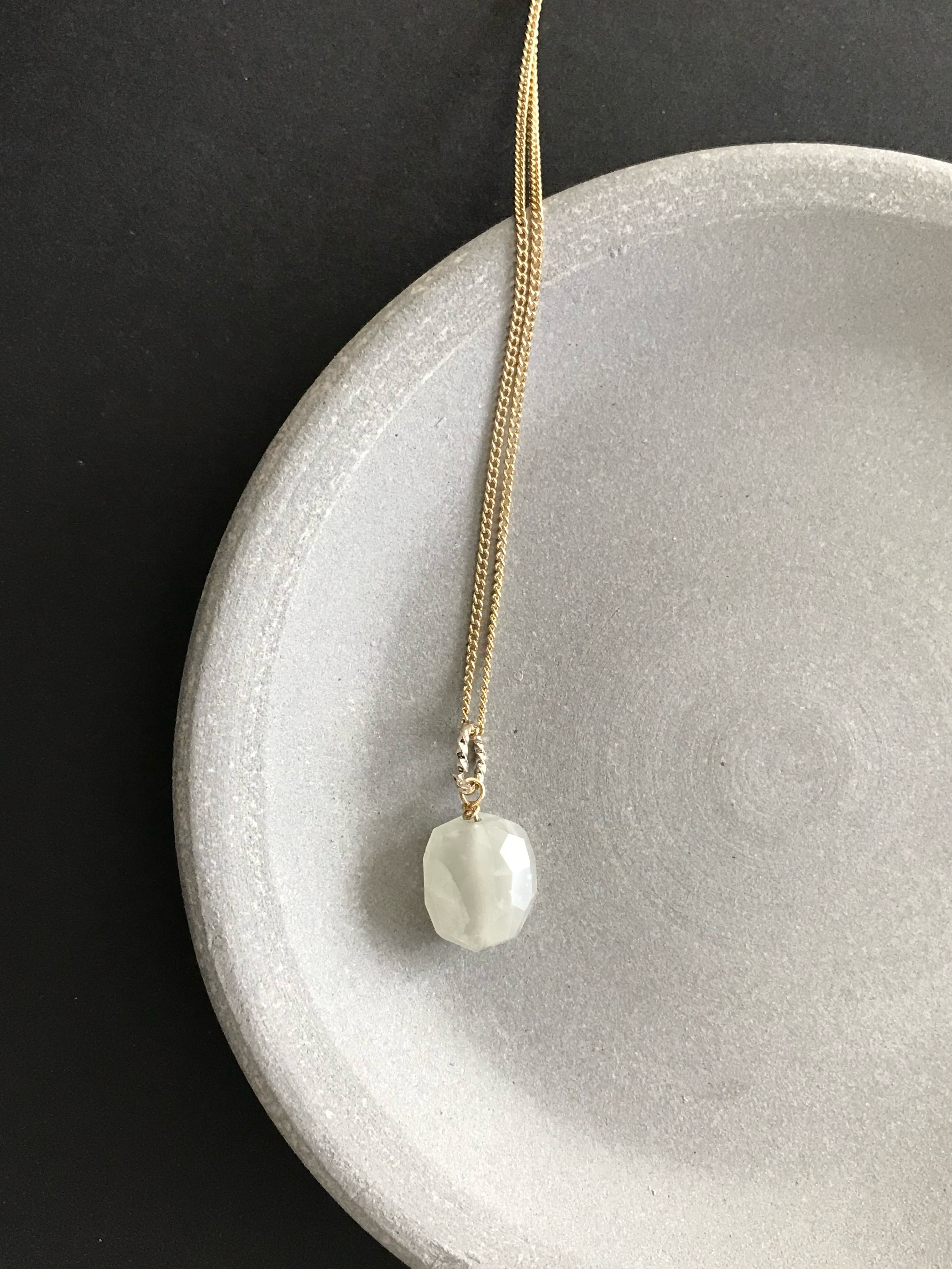 大粒のホワイトムーンストーン♚ペンダントトップ