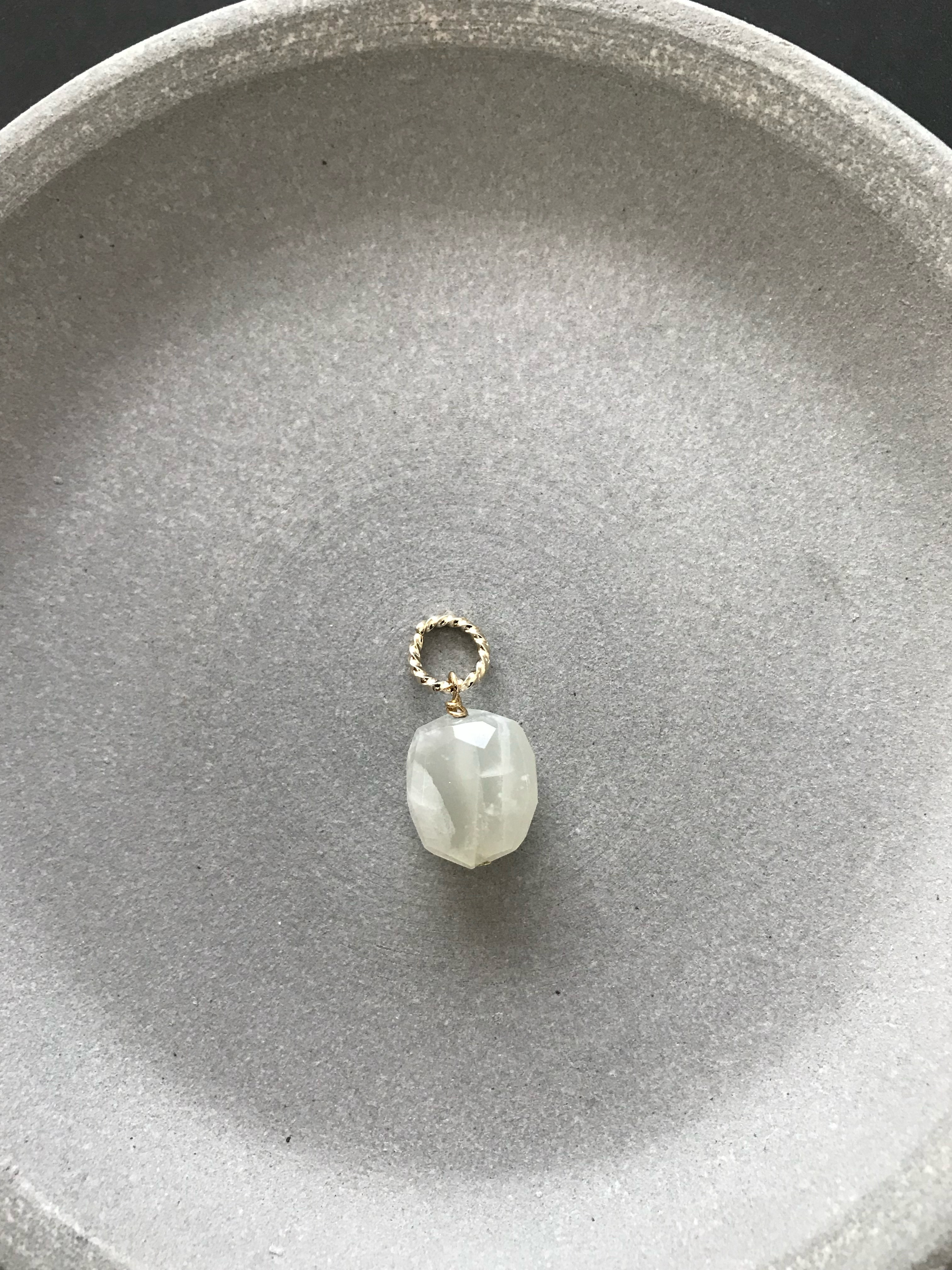 大粒のホワイトムーンストーン♚ペンダントトップ