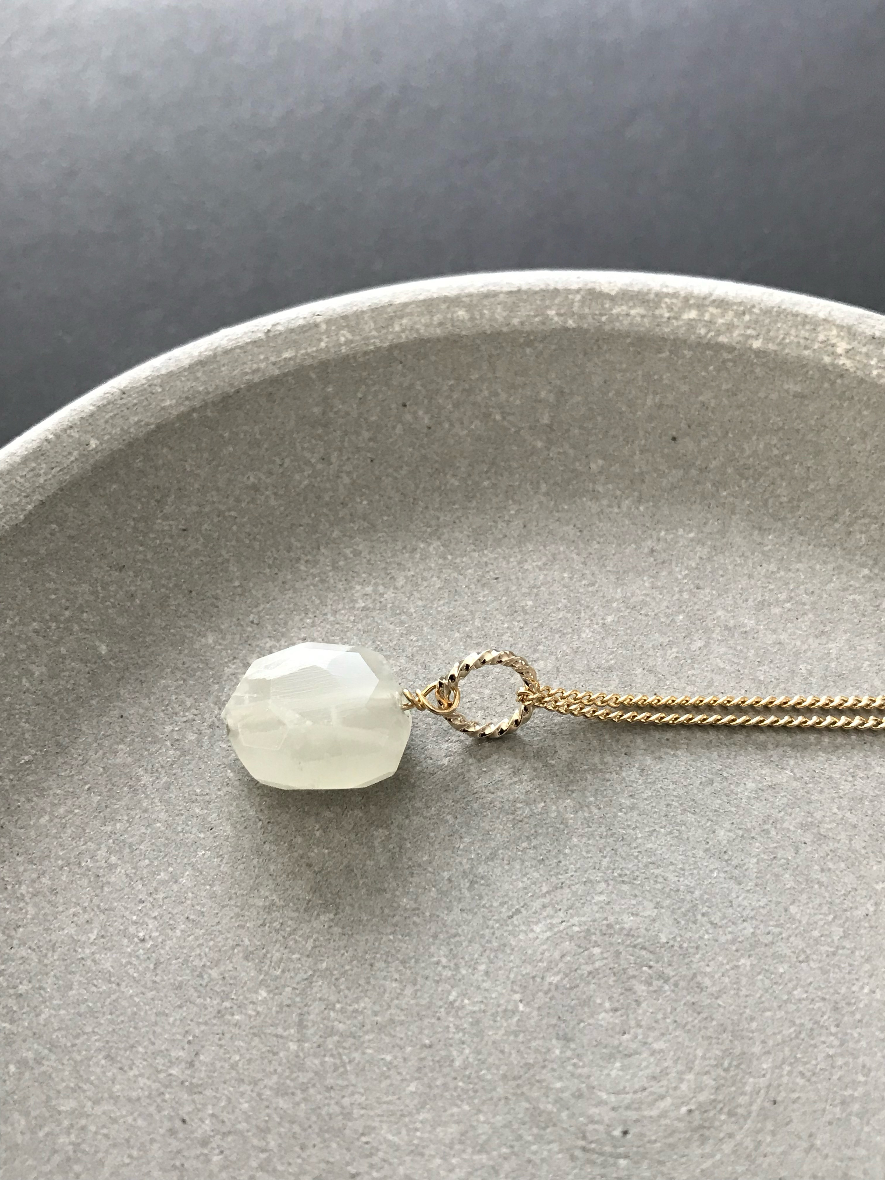 大粒のホワイトムーンストーン♚ペンダントトップ